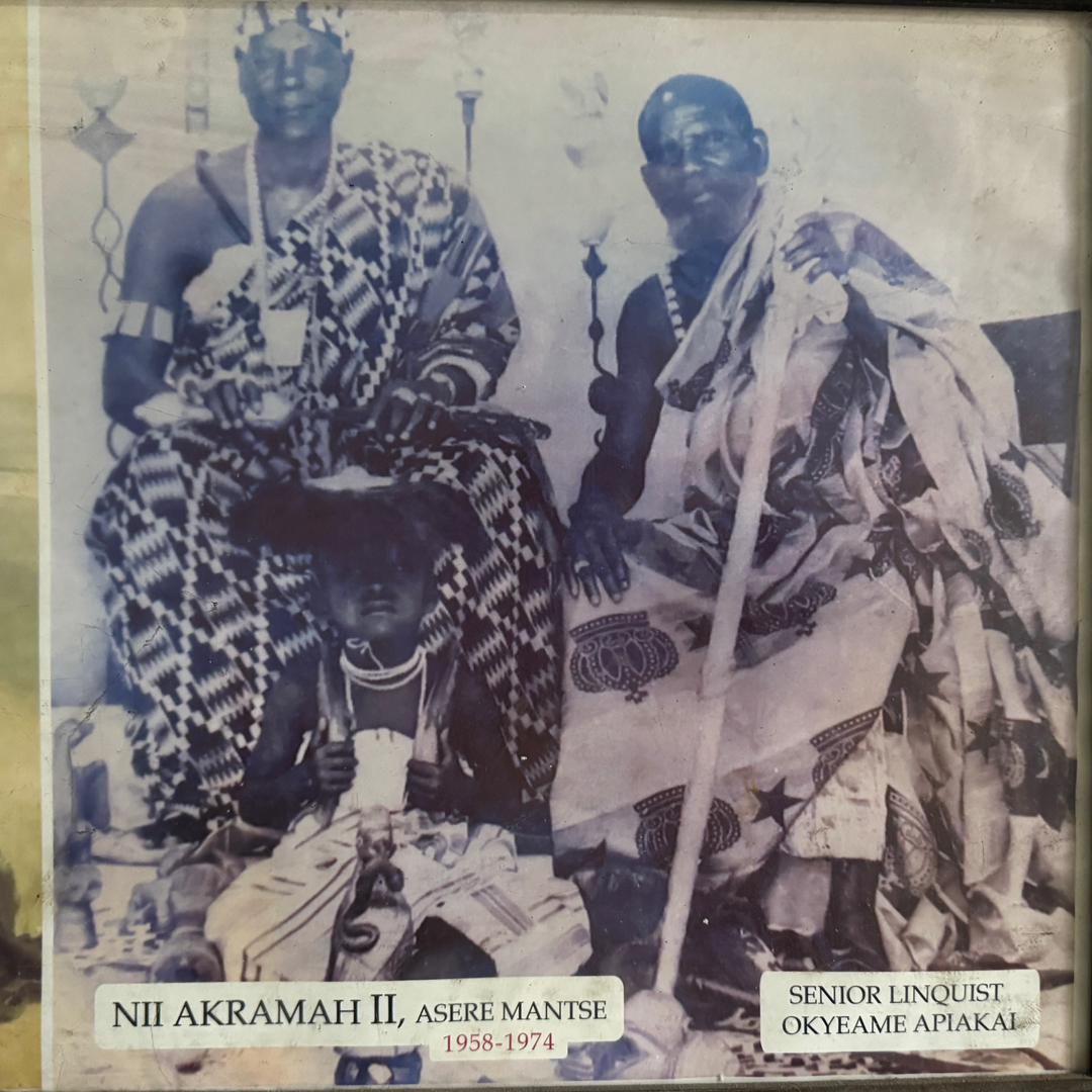 Okyeame Apiakai with Nii Akramah II, Asere Mantse (1958–1974)